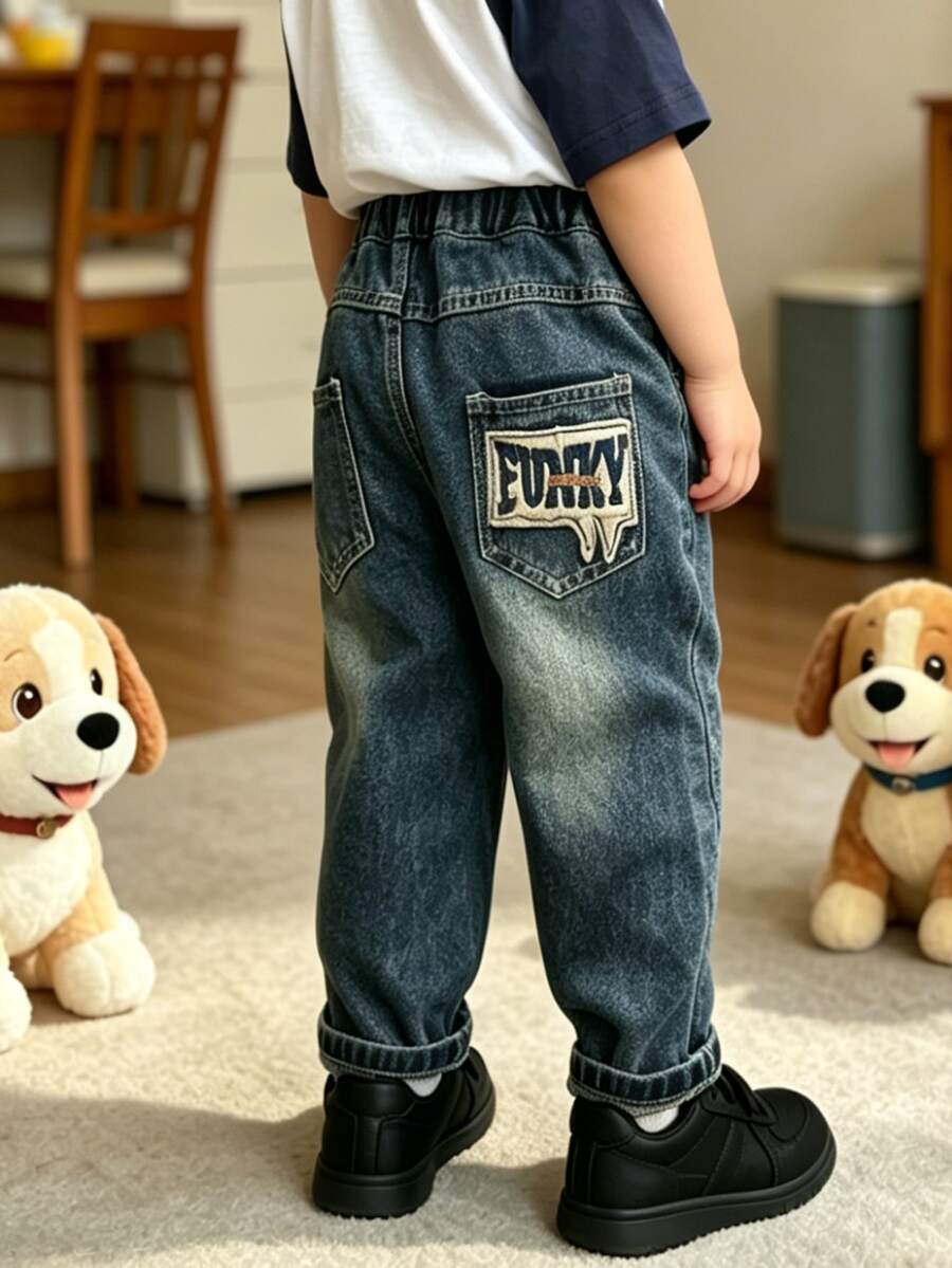 Jeans de mezclilla holgados con bordado de letra en el bolsillo para niño pequeño en otoño