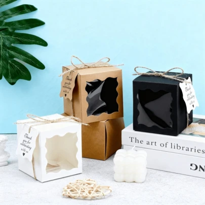 Bộ 12/24 hộp quà cưới màu trắng trang nhã với cửa sổ trong suốt lượn sóng, nơ dây gai và thẻ "Cảm ơn bạn đã chung vui cùng chúng tôi", hộp quà giấy nhỏ 8.5x8.5x10cm dùng đựng kẹo, bánh quy, sô cô la, bánh macaron, hoàn hảo cho khách mời đám cưới, tiệc cô dâu, tiệc em bé, tiệc sinh nhật, cầu hôn phù dâu, quà tặng ngày lễ, Ngày Valentine, Lễ Tạ ơn, quà tặng Giáng sinh.