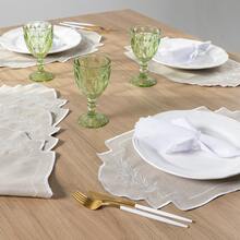American-Style Placemat Set With Embroidered Charger Plates And Simple Napkins. Table Setting Kit With Simple Napkins. - Refinamiento de avellanas - Ver 5