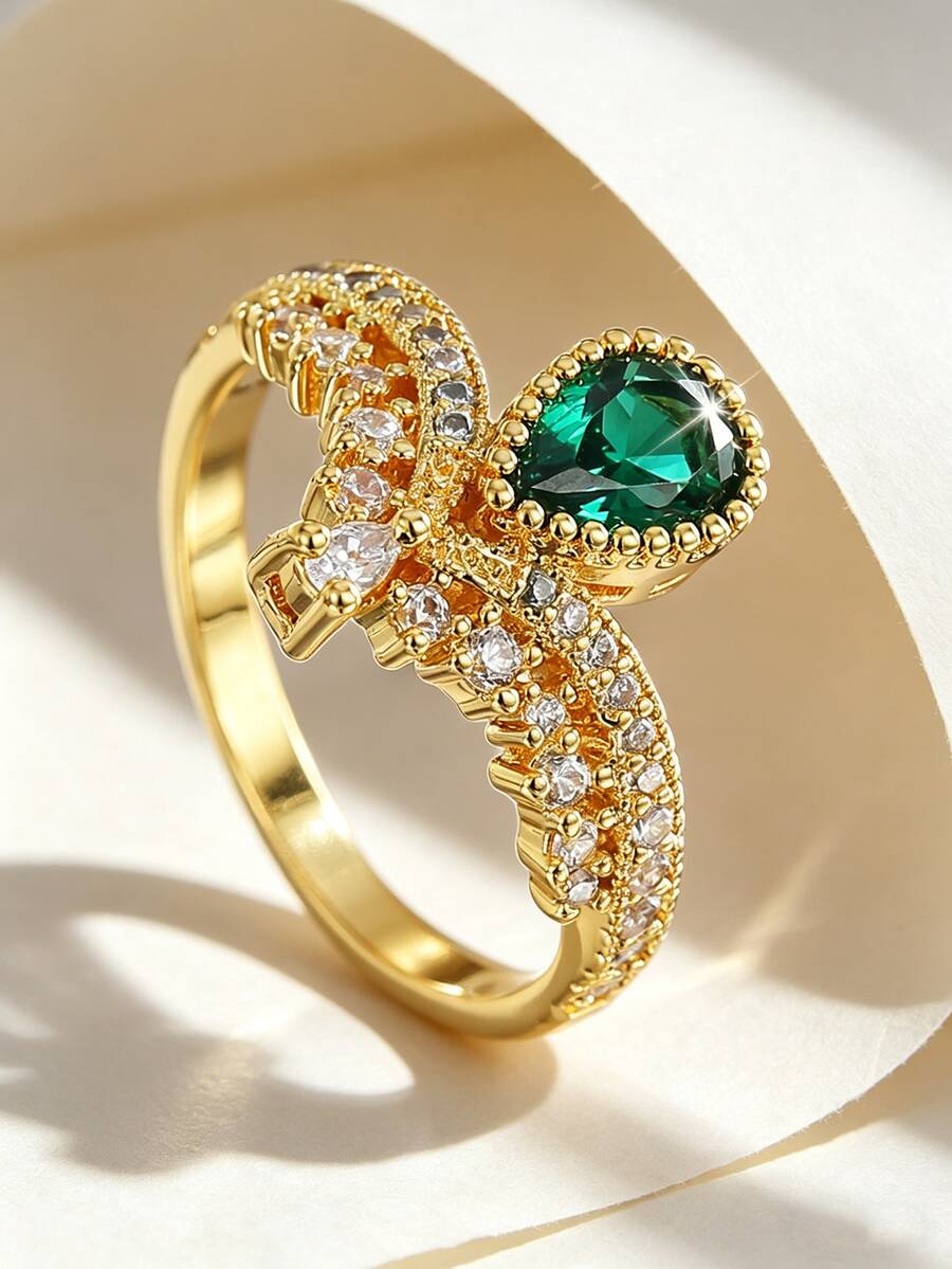 Charm-In Anel em formato de folha com zircônias verdes, banhado a ouro 18K, estilo vintage, com design marcante e cravejado de zircônias. Joia elegante para mulheres, ideal para festas e uso diário. - Ouro - Ver 1