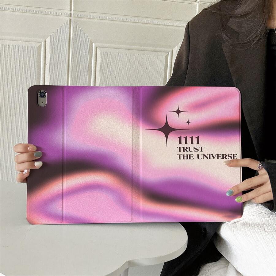 1 chiếc ốp lưng máy tính bảng Purple Aura 1111 in hình "Tin tưởng vào vũ trụ" kiểu sách lật - Có chân đế đa góc và ngăn đựng bút, tương thích với iPad Pro (M5)/ Air (M3)/ 11"(A16)/ 10.9/10.2/ Air thế hệ thứ 5/Pro11/10/9.7/Air 2/ (thế hệ thứ 7)/ (thế hệ thứ 8)/ Air 4/5/ Pro 11 - Nhiều màu - Xem 1