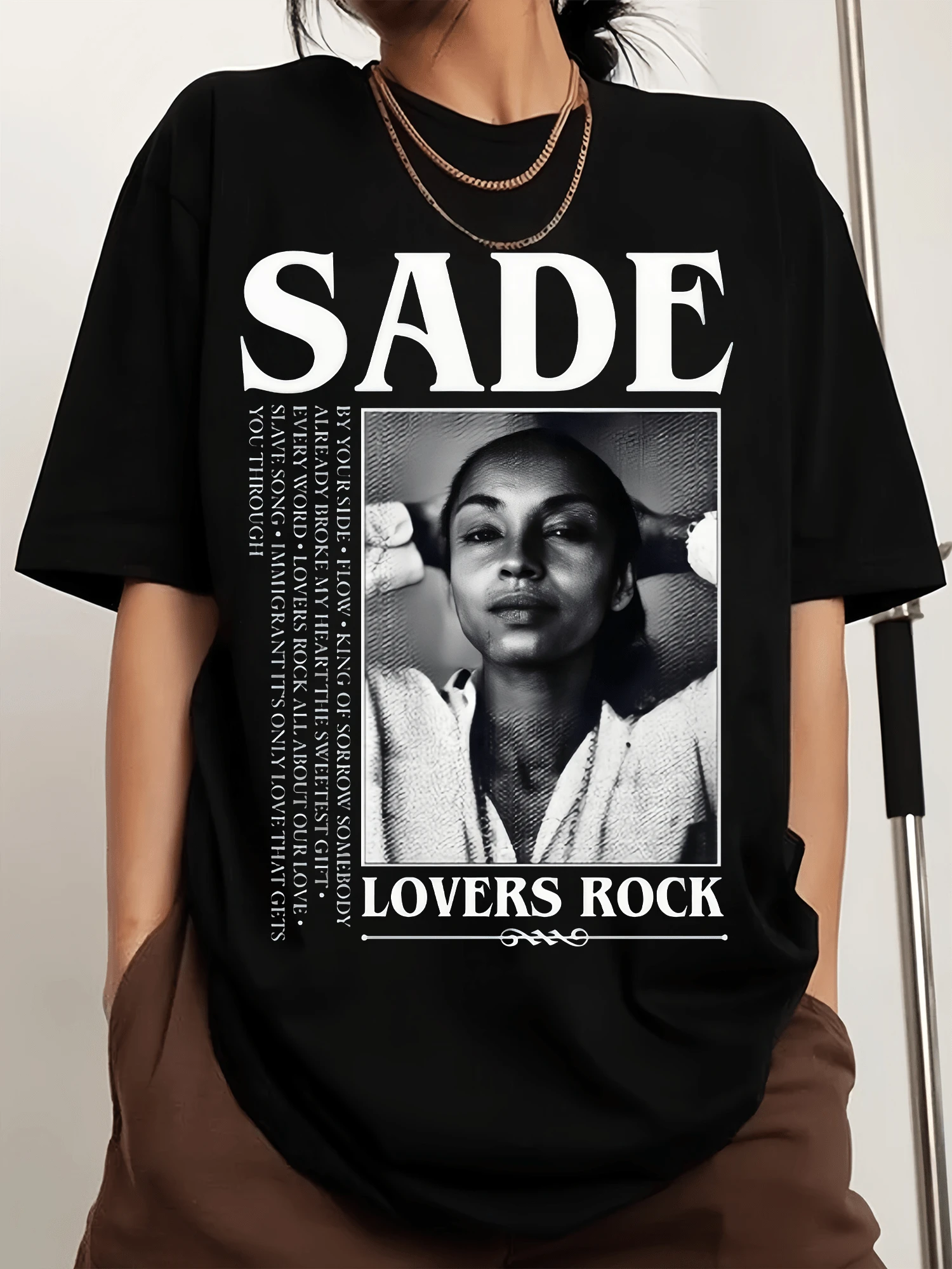 SS-Sades Lovers Rock-tryckt herrsport-T-shirt med rund hals och korta ärmar - Svart - Visa 1