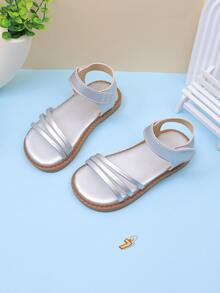 1 đôi dép xăng đan trẻ em màu bạc thời trang, dép đế bằng chống trơn trượt cho bé gái, có khóa cài, thiết kế ba quai tối giản, đa năng và thanh lịch, phù hợp cho các hoạt động mùa hè, tiệc tùng, đám cưới, kỳ nghỉ. - Bạc - Xem 7