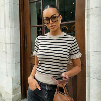 Áo len nữ cổ tròn tay ngắn phối bèo nhún kẻ sọc, màu kem vàng, kiểu dáng thanh lịch, thích hợp mặc hàng ngày và hẹn hò.