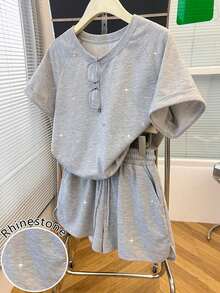 Damen Große Größen Lässiger Luxus Eleganter Loser einfarbiger Strass Dekor Rundhals Kurzarm T-Shirt und Shorts Set, Damen Große Größen 2-Teiliges Set, Große Größen Strass Dekor Set, Schule Outfit, Outdoor Sport Jogging Anzug, Abschlussfeier Geburtstags Outfit Sommer - Grau - Übersicht 1