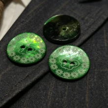 10 piezas de botones de nácar verde con patrones florales y de mariposa - botones redondos elegantes para camisas, adecuados para manualidades de moda y proyectos de costura, con botones de patrón floral y botones para ropa - 10 unidades - Ver 2