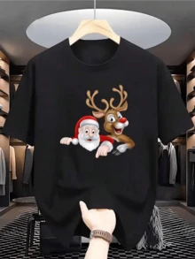 Smiling Santa Next To The Red-Nosed Reindeer Symbolizes Joy And Togetherness At Christmas, Conveying Positive Energy And Festive Spirit. Ideal For Those Who Wish To Express Enthusiasm For The Celebrations And Share Smiles And Good Wishes During The Winter. Comfortable Casual Men's T-Shirt Suitable For Everyday Wear And Joyful Gatherings. - 黑色 - 查看 8