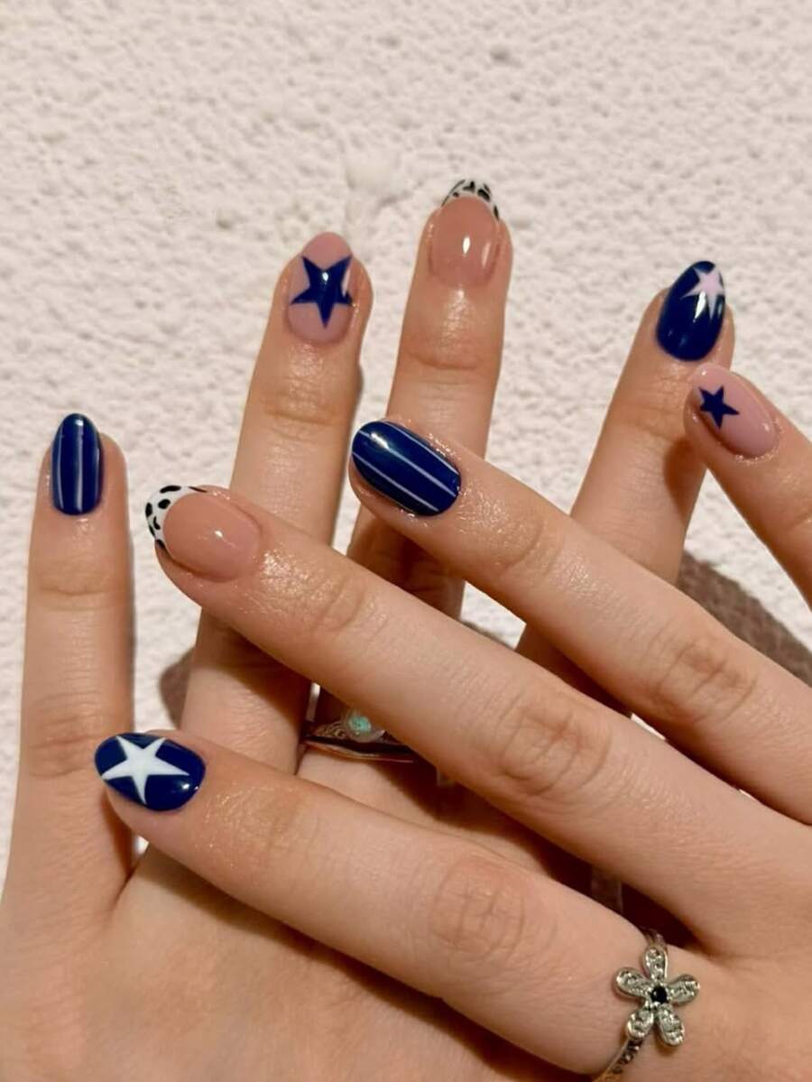 Bộ 24 móng giả hình oval, bao gồm họa tiết ngôi sao đỏ trắng xanh kiểu Pháp và họa tiết da báo. Móng giả có thể tái sử dụng. Thích hợp cho nghệ thuật làm móng vào ngày Quốc khánh và các ngày lễ. - Nhiều màu - Xem 1
