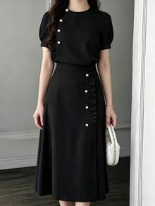 女款 2 件式優雅可愛套裝 春/夏：圓領泡泡袖復古荷葉邊鈕扣裝飾上衣 + 復古荷葉邊鈕扣裝飾開衩黑色下裝 - 黑色 - 查看 1