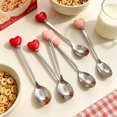 Bộ dao nĩa bằng thép không gỉ hình trái tim 4 món, bao gồm thìa tráng miệng, thìa cà phê, thìa trà, thìa trẻ em, nĩa nhỏ và nĩa ăn trái cây, thích hợp để khuấy cà phê, ăn trái cây và các món tráng miệng.