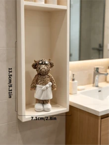 半件装高地牛树脂雕塑 - 苏格兰奶牛雕塑，身着浴袍，手捧黄瓜片，适合摆放在浴室、卧室，是送给品味人士的理想礼物。这款高地牛树脂雕塑质感细腻，经久耐用，是馈赠亲友的理想之选。它也是一份高地牛的精美礼品，适合摆放在家居桌面、房间、浴室、家庭办公室、客厅、阳台、花园等处。 - 多款2 - 查看 7