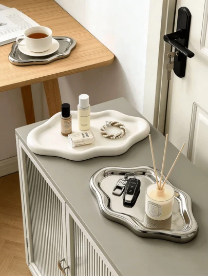 Khay đựng trang sức hiện đại màu trắng và mạ bạc, giá đỡ trang trí thanh lịch cho vòng cổ, vòng tay và bông tai. Thích hợp để cất giữ hàng ngày, trang trí tiệc và làm quà tặng lãng mạn cho sinh nhật, đám cưới, ngày Valentine. Tuyệt vời để trang trí nhà cửa, nhà bếp, sân vườn, mang đến vẻ đẹp tối giản tinh tế cho không gian của bạn.