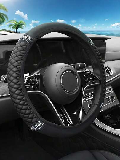 Bọc vô lăng dùng được cả bốn mùa - Chất liệu da PU mềm mại, họa tiết chần hình thoi, 2 hàng đính pha lê AB, phù hợp với vô lăng 37-38cm, co giãn, thoải mái và thoáng khí, nhiều màu sắc để lựa chọn, nâng cấp nội thất xe hơi.