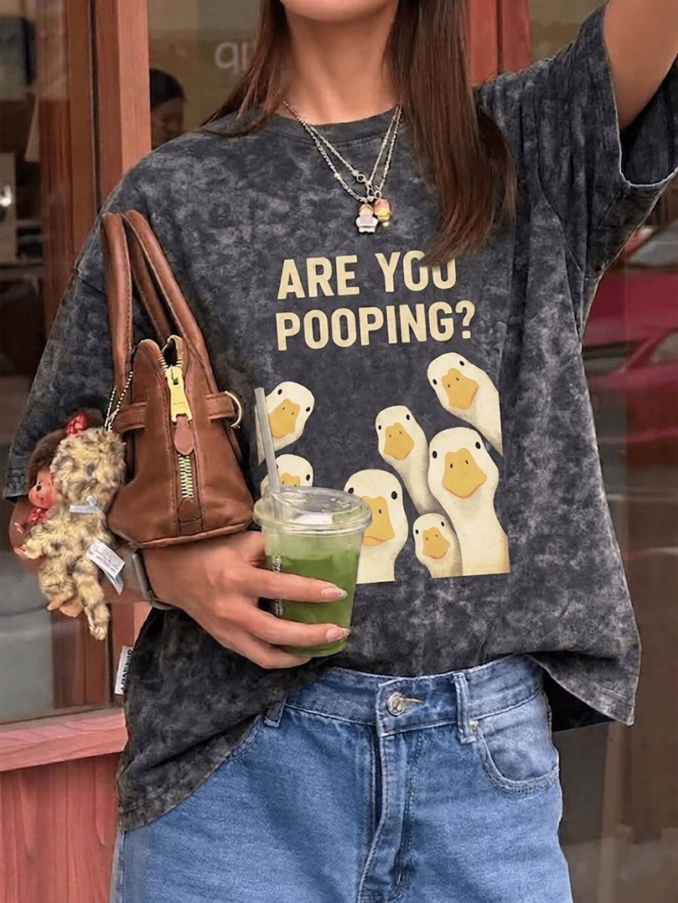 Áo thun ngắn tay phiên bản thường 2026 Acid Wash, phong cách đường phố INS, thẩm mỹ Pinterest, in hình chú vịt ngộ nghĩnh "Are You Pooping?", áo màu xám than cổ điển, kiểu dáng thường ngày. - Màu xám đen - Xem 1