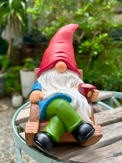 1 pieza Estatua de gnomo sentado en silla mecedora, adecuada para jardín, césped, plantas en macetas, patio, porche, decoración de muebles, decoración hippie divertida, gran regalo, decoración de habitación, artesanía, escultura de resina, decoración de jarrones, jardinería, decoración de mesa, cafetería, estantería, decoración moderna, acento para el hogar, decoración de estantes, centro de mesa para comedor, decoración de sala de estar, estatua de arte abstracto, centro de mesa para comedor