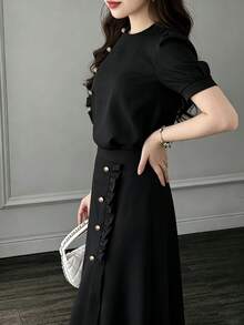 女款 2 件式優雅可愛套裝 春/夏：圓領泡泡袖復古荷葉邊鈕扣裝飾上衣 + 復古荷葉邊鈕扣裝飾開衩黑色下裝 - 黑色 - 查看 2