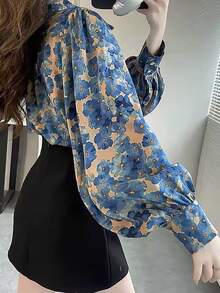 Women's Elegant Blue Ditsy Floral Loose Design Lantern Sleeve Blouse Top With Faux Pearl Button Decor, Summer Vacation - Blue - View 2