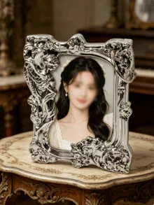 1/2 khung ảnh mạ bạc cao cấp, kiểu dáng cổ điển Baroque, chất liệu nhựa bền với lớp phủ bóng như gương, thiết kế hoa văn uốn lượn tinh xảo, có thể để bàn, lý tưởng cho trang trí nhà cửa, quà tặng đám cưới và các dịp lễ kỷ niệm quanh năm. - Nhiều màu - Xem 4