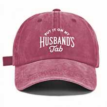 Funny Printed Baseball Cap - "PUT IT ON MY HUSBAND'S TAB" Washable Dad Hat, Soft & Comfortable Outdoor Casual Hat For Men, Beige With White Text, Perfect For Casual Attire Or Vacation, Nonelastic Fabric - 酒紅色1 - 查看 9