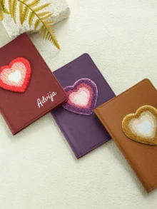 Takeoak 1 buah Tempat Paspor dengan Nama yang Dipersonalisasi dan Bordir Hati dari Beludru, Sampul Paspor Klasik Kulit Imitasi Bertekstur Warna Solid yang Disesuaikan dengan Anti-Pencurian RFID, Aksesori Perjalanan Hadiah Klasik yang Disesuaikan, Hadiah Liburan Natal - MultiWarna - View 8