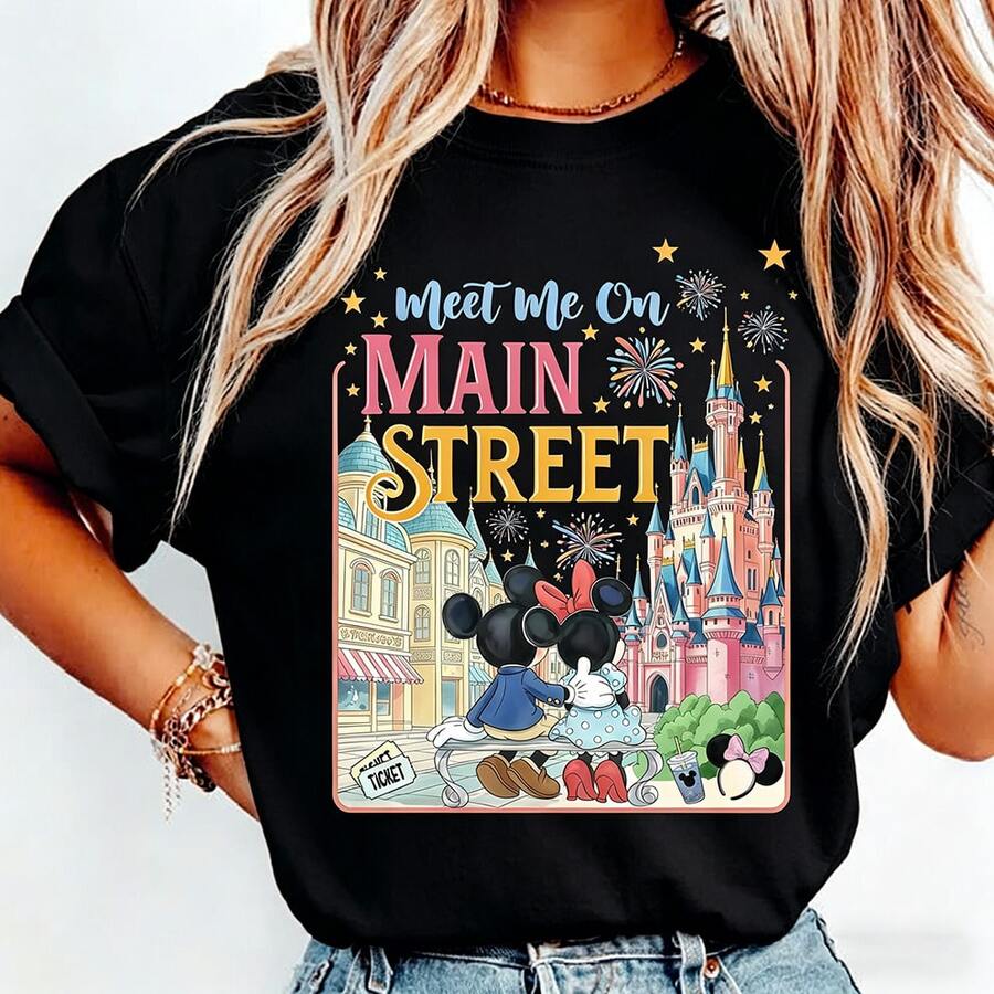 (Authorized By Disney. Mickey Mouse) The Theme Of The Main Street Of Disneyland Shows Mickey Minnie's Back In Watercolor Style, Sitting On A Bench Overlooking Cinderella Castle, With The Main Street Building And Fireworks In The Background, And The Slogan Meet Me On MAIN STREET Printed On The Top, A Group Of Elegant Ladies And Ladies' Pure Cotton T-Shirts. The Fabric Is Soft, Comfortable And Breathable, Suitable For Daily Wear, Shopping, Travel, Parties And Home Use. Men's And Women's Clothes, As Well As Lovers' Clothes, Are Also Suitable As Exquisite Gifts. Every Woman Should Have One. - 黑色 - 查看 1