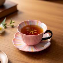 Hand-Painted Underglaze Creative Chiba Coffee Cup And Saucer Set, Combining Cups And Saucers, French Retro Petal Design Combined With Fine Glaze, Vivid Flowers, And Three-Dimensional Relief Texture Show Exquisite Craftsmanship. It Is An Exquisite Souvenir For Housewarming, Birthdays And Other Occasions, Adding A Sense Of Ceremony To Daily Life. - 粉色 - 查看 3