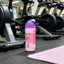 OWALA 新款 24oz 不鏽鋼水壺附吸管，適用於運動、旅行及學校體育活動。此水壺可保溫/保冷超過 24 小時，密封性佳、便攜、翻蓋設計，非常適合盛裝冷熱飲、咖啡及冰凍飲料 - 浪漫粉紅紫 - 查看 4