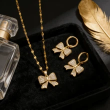 Bộ 3 món gồm dây chuyền và bông tai hình bướm thanh lịch, chất liệu thép không gỉ đính đá Cubic Zirconia tổng hợp, thiết kế hình học đơn giản, phù hợp để đeo hàng ngày và làm quà tặng, thích hợp cho dịp Lễ Tạ ơn - Không kèm hộp. - Vàng - Xem 2