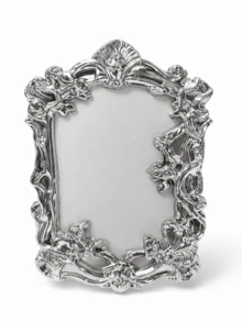 1/2 khung ảnh mạ bạc cao cấp, kiểu dáng cổ điển Baroque, chất liệu nhựa bền với lớp phủ bóng như gương, thiết kế hoa văn uốn lượn tinh xảo, có thể để bàn, lý tưởng cho trang trí nhà cửa, quà tặng đám cưới và các dịp lễ kỷ niệm quanh năm. - Nhiều màu - Xem 11