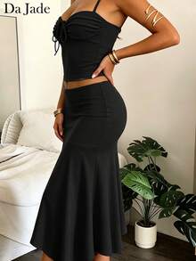 Bộ đồ nữ gợi cảm và ngọt ngào màu đỏ gồm áo crop top hai dây xếp ly thắt nơ phía trước và chân váy dài ngang gối xếp tầng bất đối xứng, thích hợp cho kỳ nghỉ hè, đi biển, hẹn hò, dự tiệc hoặc dạo chơi ngày lễ Thánh Patrick. - màu đen - Xem 4