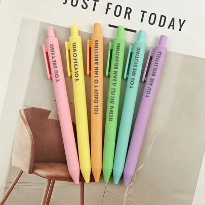 6 pièces Set de stylos motivants, Retour à l'école 6 pièces Set de stylos à bille inspirants macaron, Stylos à bille rétractables à écriture fluide pour prise de notes d'étudiant, écriture quotidienne, cadeau de retour à l'école, Barils de couleur macaron avec textes d'encouragement en anglais guérissants, écriture fluide sans blocage