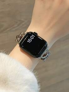 Fashion Brand D Letter Metal Decor Soft Leather Watch Band Strap Fit For Apple Watch 46mm 38mm 40mm 41mm 42mm 44mm 45mm 49mm, Elegant Ladies Pearl Color Leather Replacement Band Strap Fit For Apple Watch Series 11 10 9 8 7 6 5 SE Ultra 2, Fashionable Accessory Gift For Christmas And Valentine's Day - Black - View 5