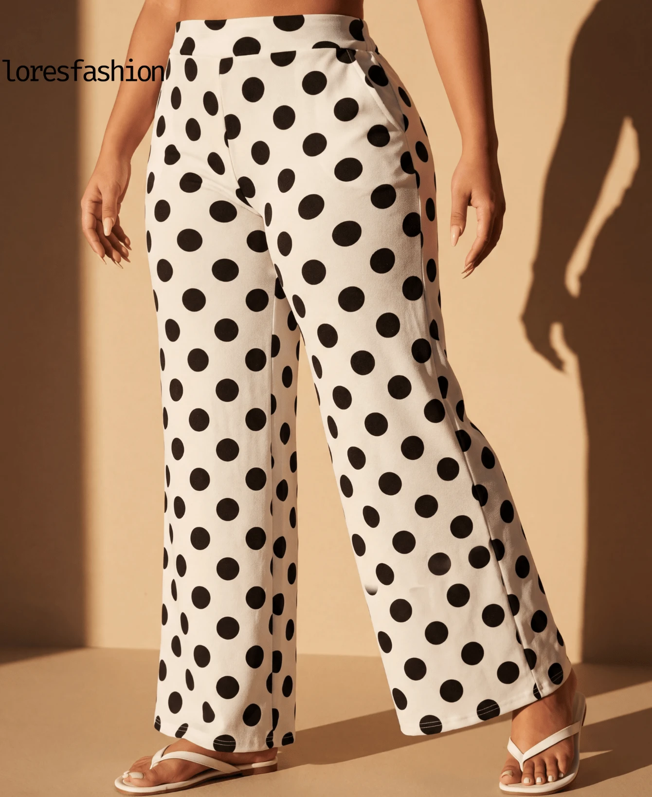Pantalón Polcas  bolas  para Mujer de Pierna Ancha con Pretina Alta y Detalle de Cintura Ancha, Diseño Suelto, Fluido y Cómodo que Estiliza la Figura, Estampado de Lunares Grandes y Redondos Moderno y Elegante, Tela Ligera, Suave y Elástica Ideal para Primavera, Verano u Otoño, Pantalón Largo Versátil Perfecto para Vacaciones, Playa, Paseos, Brunch, Aeropuerto o Uso Diario, Look Casual Chic que se Adapta a Diferentes Estilos desde Relajado hasta Elegante, Fácil de Combinar con Blusas, Crop Tops, Camisetas o Sandalias, Prenda Femenina Moderna que Aporta Movimiento, Frescura y Comodidad, Ideal para Mujeres que Buscan Estilo sin Perder Confort en Cualquier Temporada o Evento Informal o Social - Blanco - Ver 1