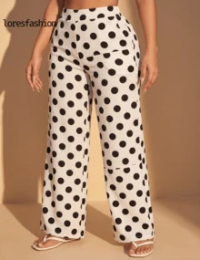 Pantalón Polcas  bolas  para Mujer de Pierna Ancha con Pretina Alta y Detalle de Cintura Ancha, Diseño Suelto, Fluido y Cómodo que Estiliza la Figura, Estampado de Lunares Grandes y Redondos Moderno y Elegante, Tela Ligera, Suave y Elástica Ideal para Primavera, Verano u Otoño, Pantalón Largo Versátil Perfecto para Vacaciones, Playa, Paseos, Brunch, Aeropuerto o Uso Diario, Look Casual Chic que se Adapta a Diferentes Estilos desde Relajado hasta Elegante, Fácil de Combinar con Blusas, Crop Tops, Camisetas o Sandalias, Prenda Femenina Moderna que Aporta Movimiento, Frescura y Comodidad, Ideal para Mujeres que Buscan Estilo sin Perder Confort en Cualquier Temporada o Evento Informal o Social - Blanco - Ver 2