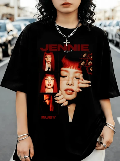 Camiseta vintage pirata da Jennie B - BLACKPINKS "It Girl" Ruby K-pop, estilo retrô, estampa gráfica.