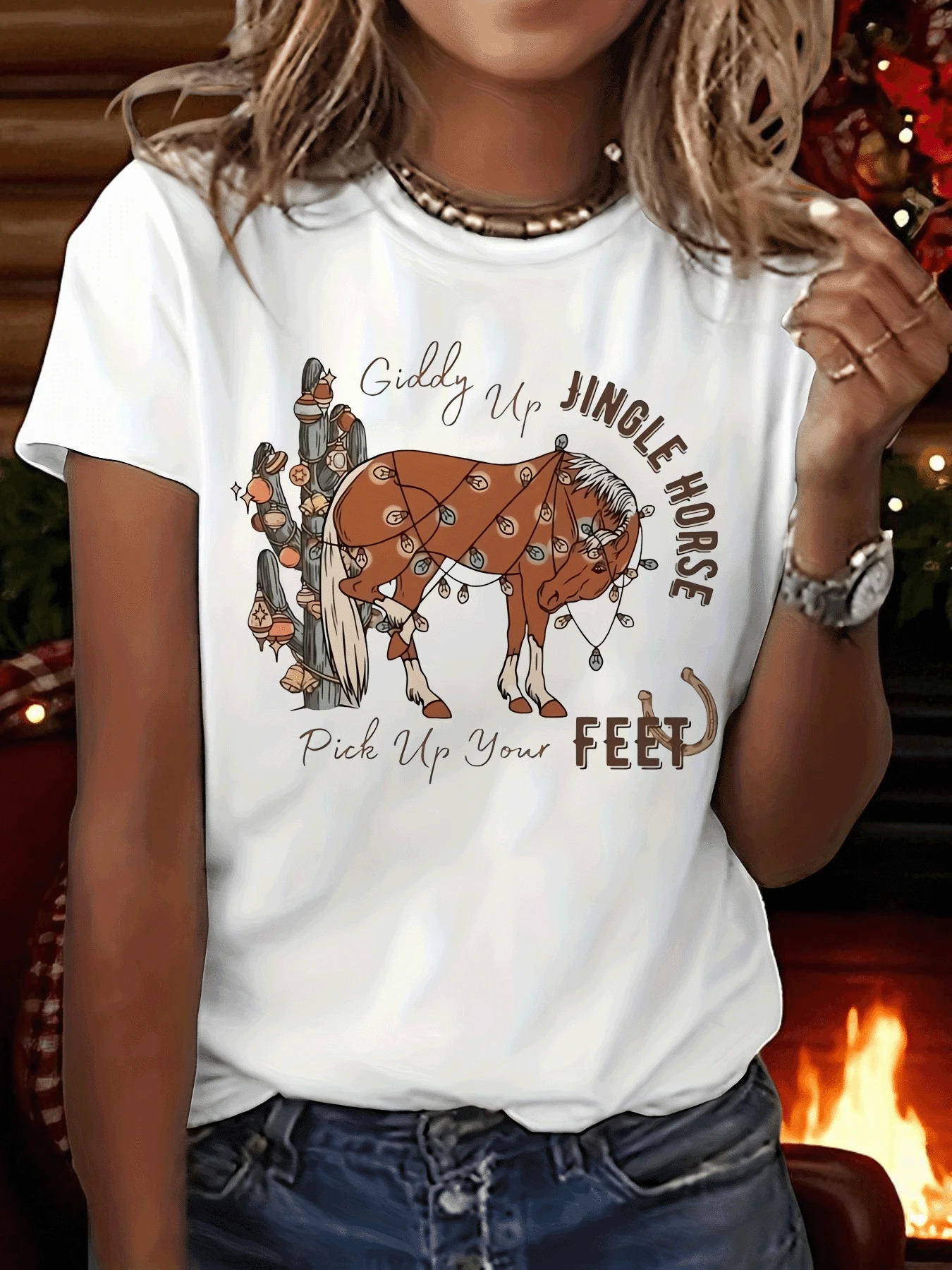 Prepárate para las vacaciones con esta camiseta gráfica festiva con un caballo jingle, perfecto para cualquier temporada y una adición elegante a la ropa de mujer