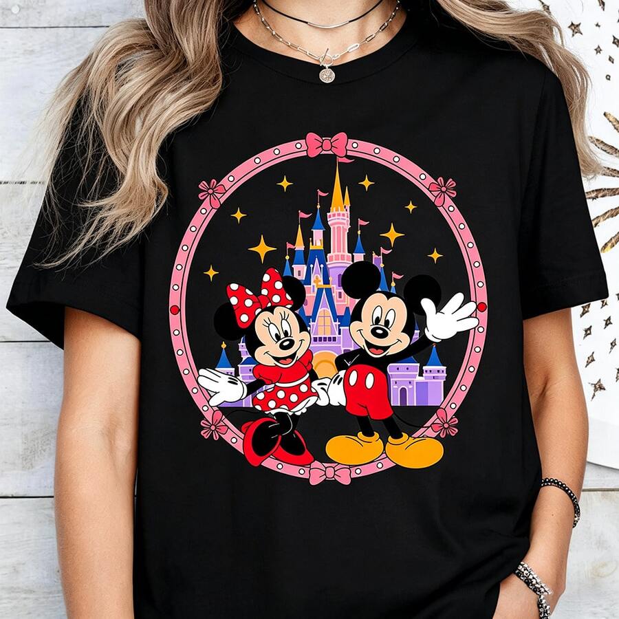 (Authorized By Disney. Mickey Mouse) The Front Presents The Hand-In-Hand Image Of Mickey And Minnie In A Fresh Illustration Style. The Background Is The Iconic Magic Kingdom Castle, Surrounded By Pink Bow Rings, And A Group Of Elegant Ladies And Ladies' Cotton T-Shirts. The Fabric Is Soft, Comfortable And Breathable, Suitable For Daily Wear, Shopping, Travel, Parties And Home Use. Men's And Women's Clothes, As Well As Lovers' Clothes, Are Also Suitable As Exquisite Gifts. Every Woman Should Have One. - màu đen - Xem 1