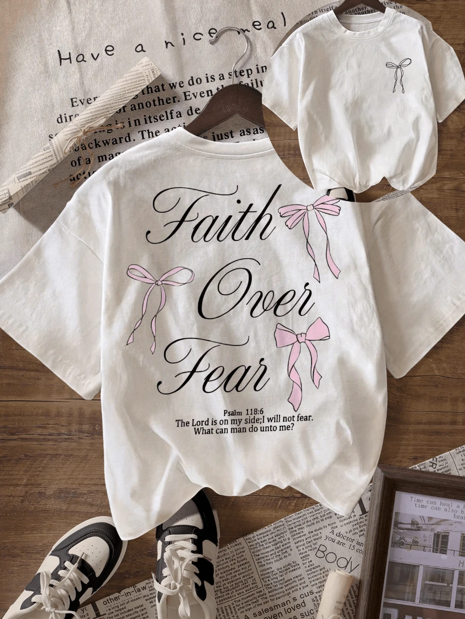 Camiseta de manga corta, con el eslogan 'FaithOverFear' y un diseño de lazo, camiseta de manga corta de moda para mujer con cuello redondo, casual y versátil para verano, oversize - Blanco - Ver 1