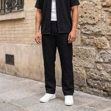 Completo composto da camicia e pantaloni fluidi, tessuto testurizzato, vita elasticizzata con coulisse, taglio dritto, stile casual-chic parigino, Made in Turkey. Altezza modella: 1,81 m, la modella indossa una taglia M. - nero - Visualizzare 3