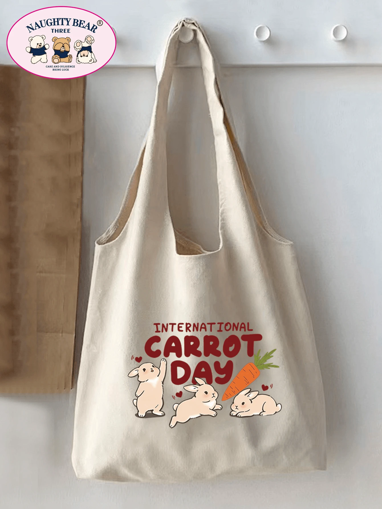 1 chiếc túi tote vải bố màu be in hình thỏ dễ thương và chữ tiếng Anh, thích hợp để đi mua sắm và sử dụng ngoài trời.