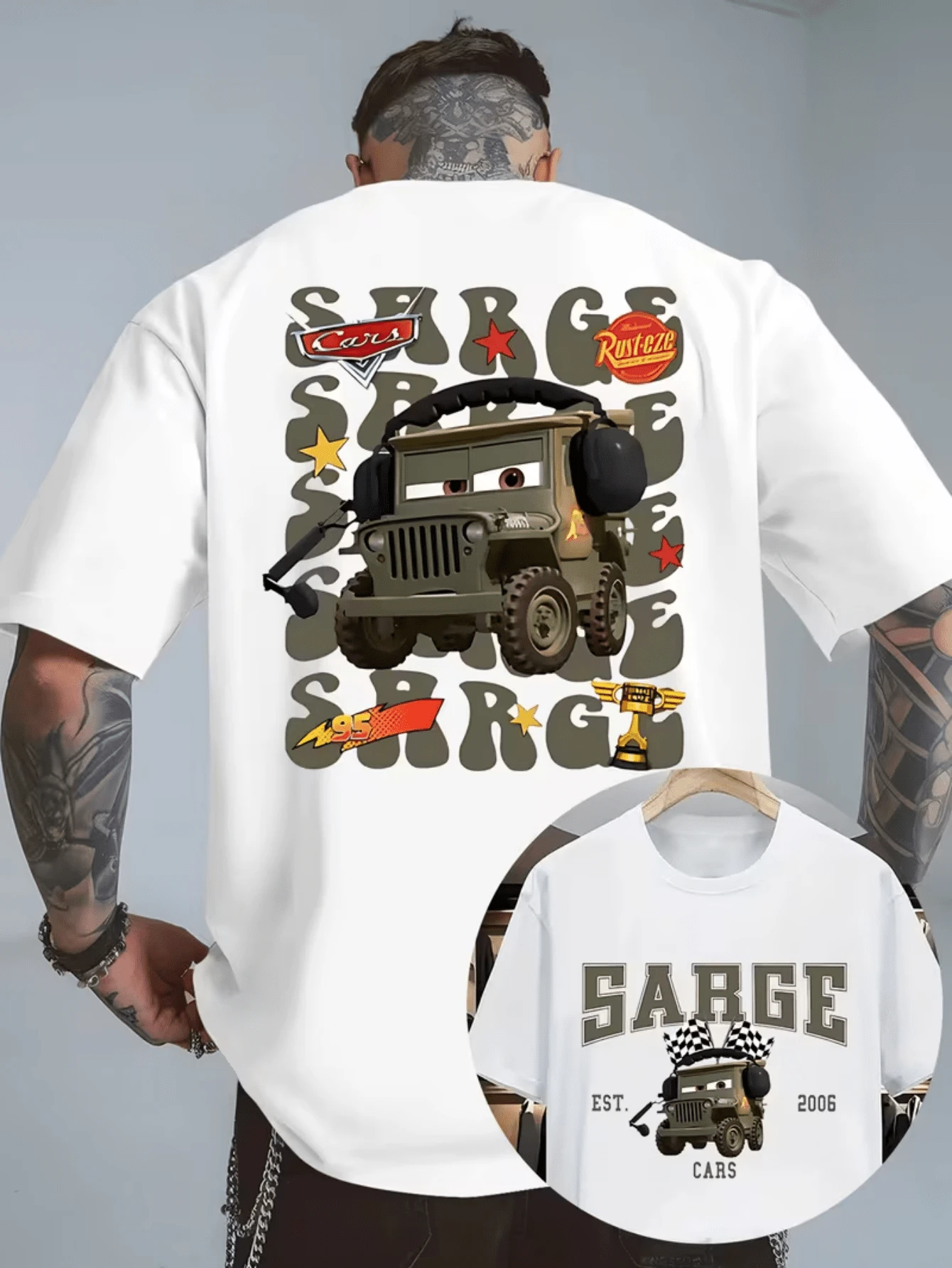 (Disney Licensed)Disney Cars Men's T-Shirt, Sarge "Cars 2006" Graphic Tee, Oversized Crew Neck Short Sleeve Casual Streetwear T-Shirt, Military Jeep1 Sarge With Repeated Text And Logos Print Men's Summer Top, Disney Officially Authorized Men's Short-Sleeved T-Shirts, Mens Clothes, Men, Ropa De Hombre, Summer Clothes, Men Shirts, Graphic Tees, Disney Outfits Men, Graphic Tees, Camisetas Para Hombre, Camisas Para Hombre, Summer Outfits For Men, Father's Day Gift, Perfect Gift For Family And Friends, Which Are Necessary For Birthday Parties, Disney Shirts, Mens Clothes, Summer Clothes, Officially Licensed Disney T-Shirts, Disney Men's And Women's Spring/Summer Fashion Casual Short-Sleeve T-Shirts - 白色 - 查看 1
