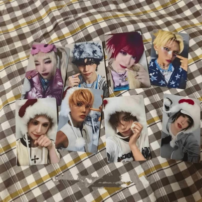 4pcs XLOV Mini Photo Book "UNLOVE", Includes 1 High-Quality Glossy Photo Card, INS-Style Double-Sided Printing, Suitable As Gifts For Fans Of HYUN, HARU, RUI And WUMUTI, Music Lovers Collection, Artist Collection, Random 4pcs