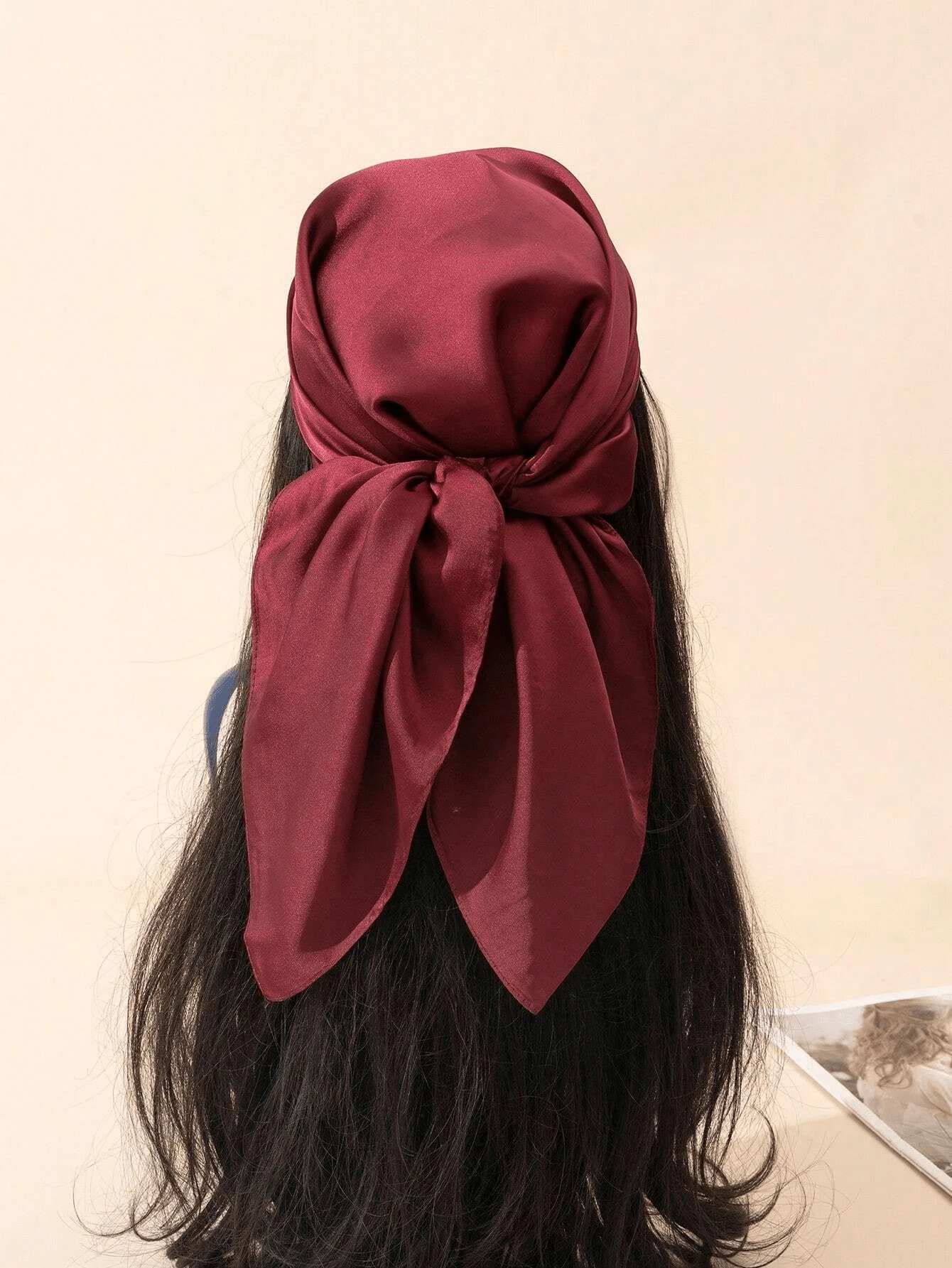 1 chiếc khăn vuông màu trơn, kích thước 70cm - Màu Đỏ Sâu - Xem 1
