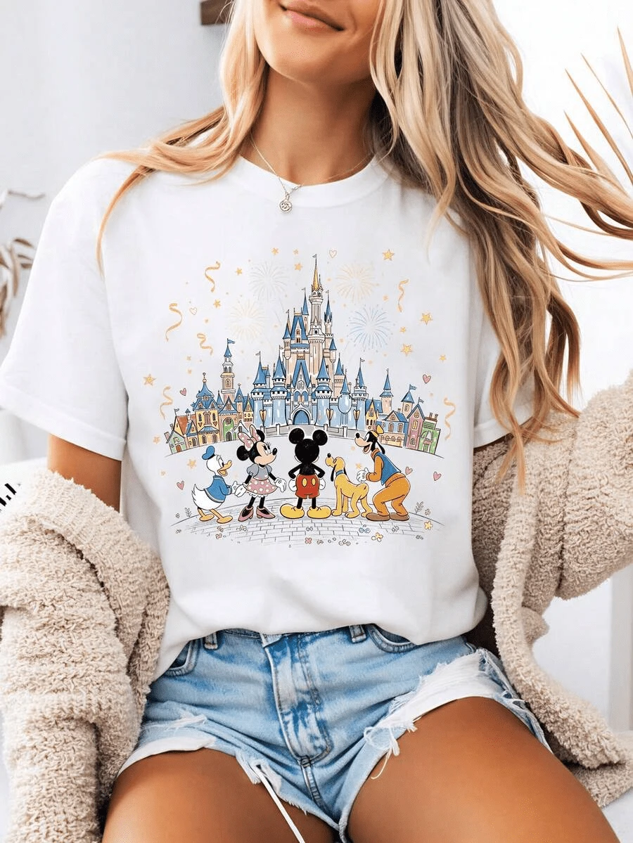 (Loose Version)Disney-Style Women's Printed T-Shirt Featuring Mickey Mouse Watching Fireworks Beneath The Magic Castle In A Cartoon Print Design. This Round-Neck Summer Top Is Crafted From Soft, Comfortable 100% Cotton Fabric, Perfect For Everyday Wear, Outdoor Activities, Or Shopping. It Also Makes An Ideal Choice For Women's Vacation Attire. - 白色 - 查看 1