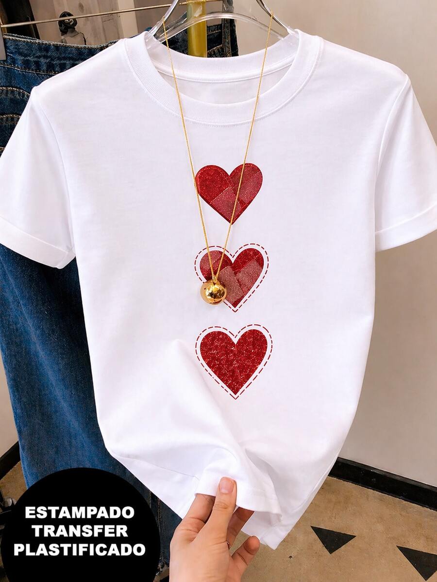 Playera patchwork, bicolor con cuellos y mangas de color diferente, con diseño de corazones, estilo de mezclilla pero es estampado transfer plastificado. Diseño colorido, llamativo y moderno, cuello redondo, manga corta, ideal para uso diario. Playera holgada, a la moda. - Blanco sobre rojo - Ver 1