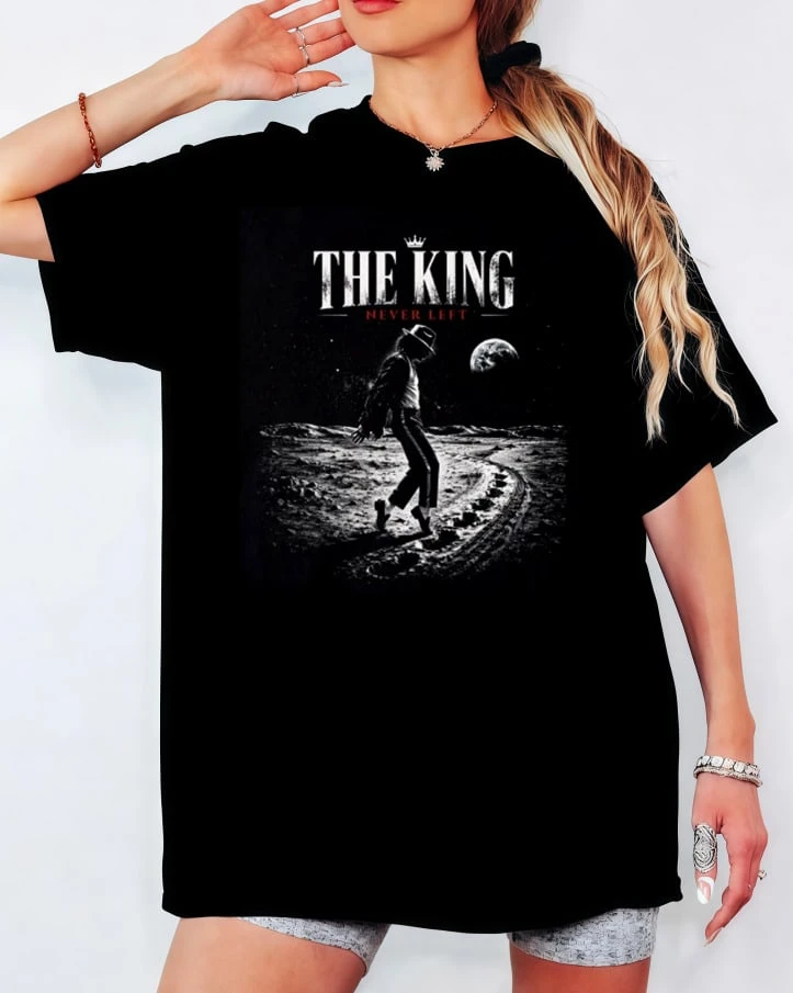 Michael  Moonwalk on the Moon "The King Never Left" Print T-Shirt, Retro King of Pop Unisex Casual Music Fan Top - Noir - Voir 1