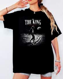 Michael  Moonwalk on the Moon "The King Never Left" Print T-Shirt, Retro King of Pop Unisex Casual Music Fan Top - Noir - Voir 11