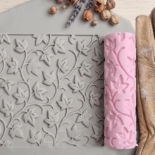 High-Precision Polymer Clay Texture Is Integrally Embossed On The Roller Surface. The Heart-Shaped Leaves Of Ivy Vines Overlap Layer Upon Layer, Presenting A Vivid And Three-Dimensional Overall Pattern. This Tool Requires No Manual Carving And Can Press Exquisite Embossed Textures For Ceramic, Pottery And Polymer Clay Works. - Plant Texture - View 3