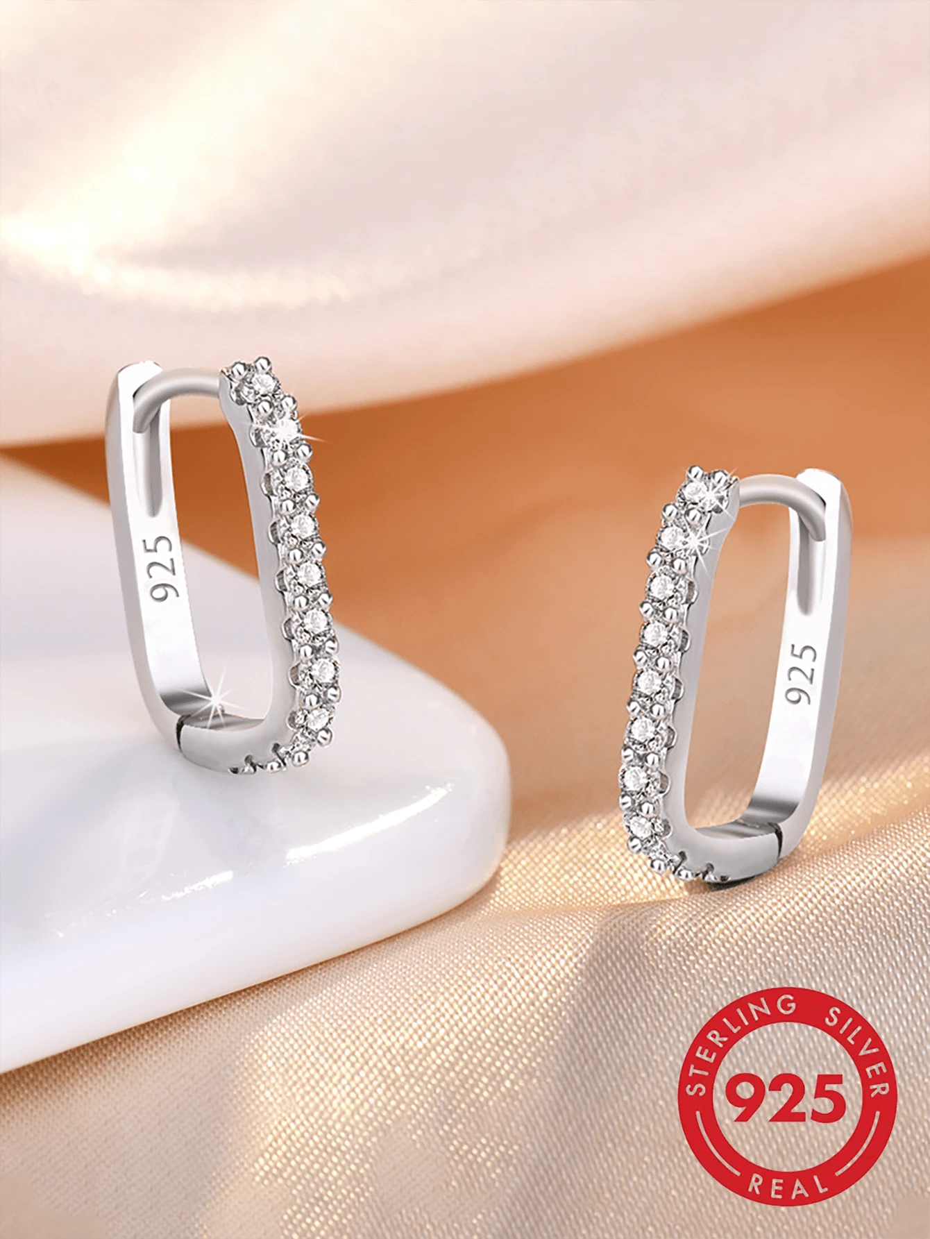 1 Đôi bông tai bạc 925 đính đá Zirconia lấp lánh, kiểu dáng thời trang, đường kính 1.5cm, thích hợp làm quà cưới/sinh nhật cho nữ, hoặc đeo hàng ngày, kèm hộp quà sang trọng.