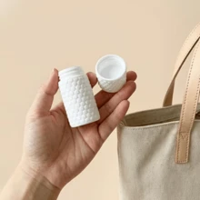 Caja de almacenamiento cautivadora, perfecta para mantener brotes, hisopos de algodón, palillos, sacabocados y varios artículos pequeños. Ahorra espacio, es práctica y simplifica la organización de los artículos. - Caja para guardar bastoncillos de algodón - Ver 3